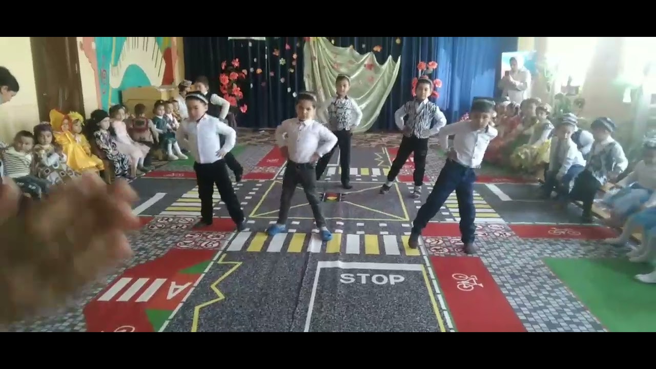 O'g'il bolalar ijrosida raqs.