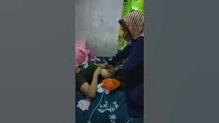 ini.anak mau di urut.balah.bilang paraji celembeng.