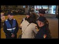 Dorina Prethi nuk lejohet nga efektivet e policise te hynte ne Komisariatit nr. 1 ne Tirane