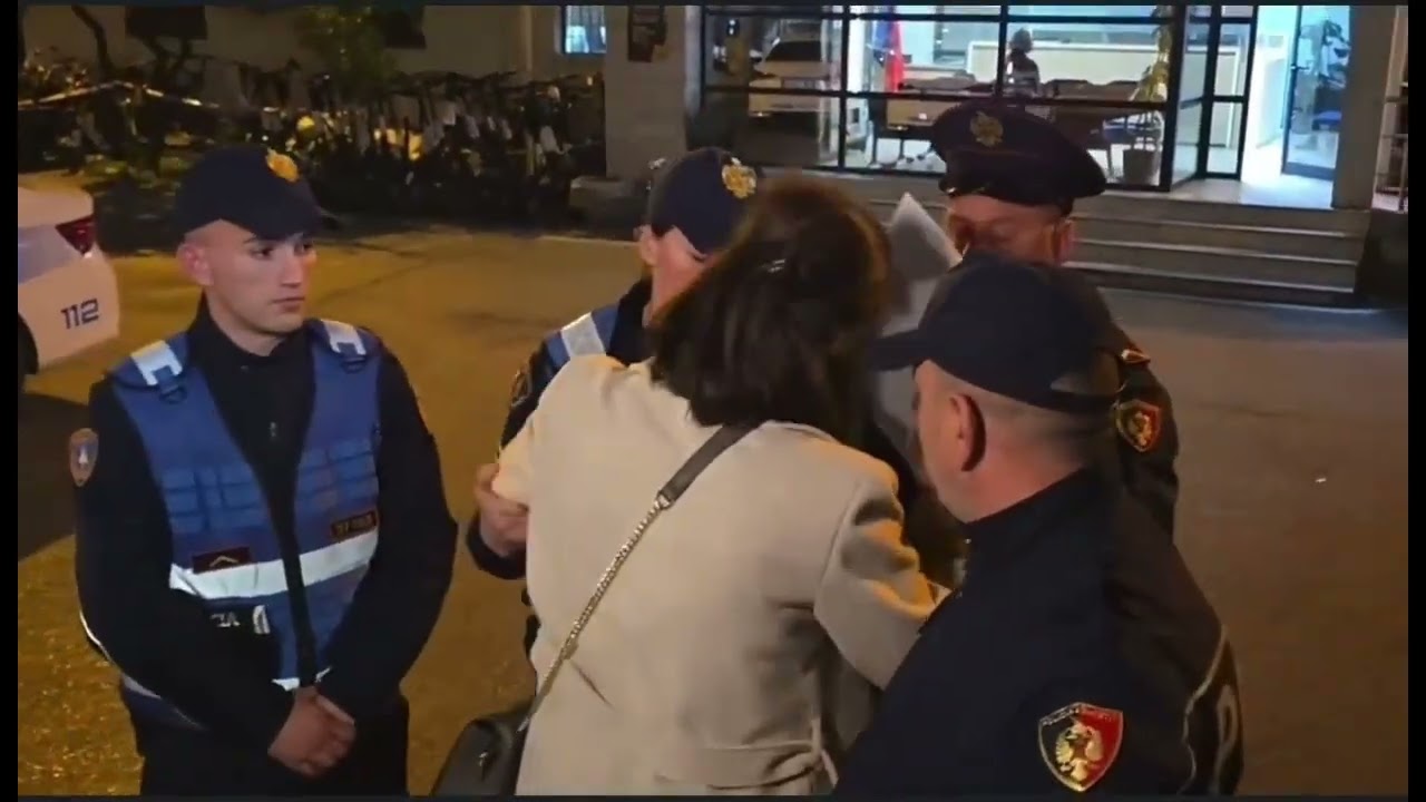 Dorina Prethi nuk lejohet nga efektivet e policise te hynte ne Komisariatit nr. 1 ne Tirane
