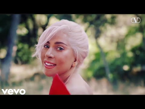 Video: Valentino Fjädrar, Akvarium På Huvudet Och En Folie Mantel: Lady Gaga Bytte 9 Otroliga Utseende För MTV Utmärkelser