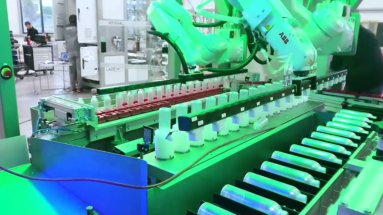 Compact bottle unscrambler with cleaning station, orientation and printing module