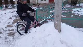 покатушки на велосипеде в снег.