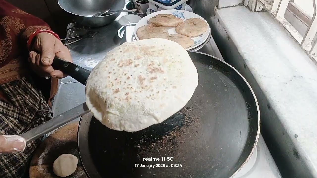 কড়াইশুঁটির পুর ভরা রুটি/Breakfast 