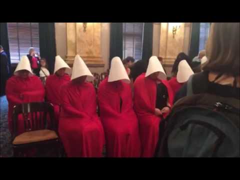 hqdefault Quando le ancelle di The Handmaid's Tale diventano simbolo di protesta