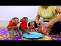 3 Siblings Feel Very Happy & Sit Mannerly Waiting Mom To Open Sunflower Seed To Eat,