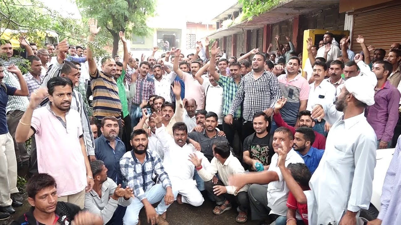 PHE daily wagers protest against delay in regularisation - YouTube