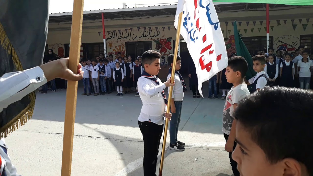 تسليم راية العلم لمدرسة الاحرار من قبل تلاميذ الصف السادس والخامس