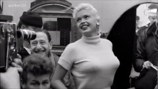 Jayne Mansfield op bezoek bij de bemanning van vliegdekschip Tarawa in Rotterdam