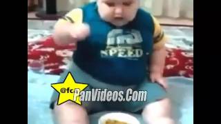 Fijate como se pone este gordito cada vez que intentan quitarle su comida