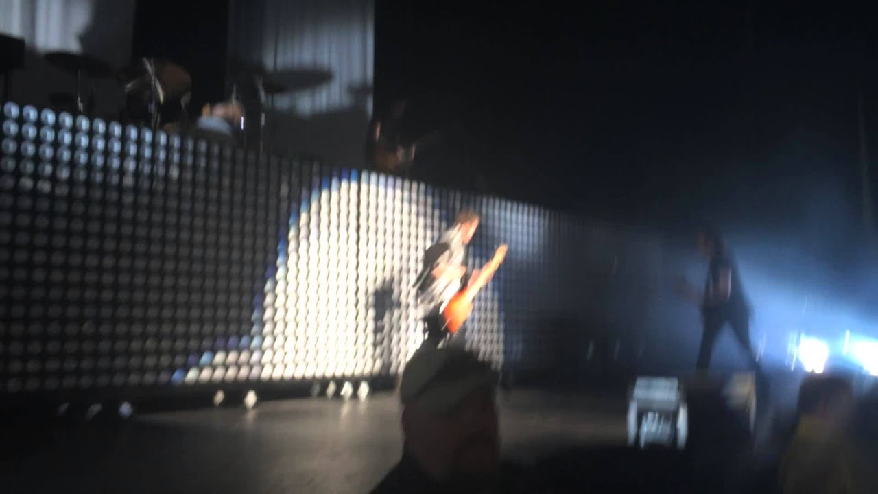 Paramore "Pressure" Jeremy Davis flip on Monumentour auf YouTube ansehen Paramore "Pressure" Jeremy Davis flip on Monumentour auf YouTube ansehen