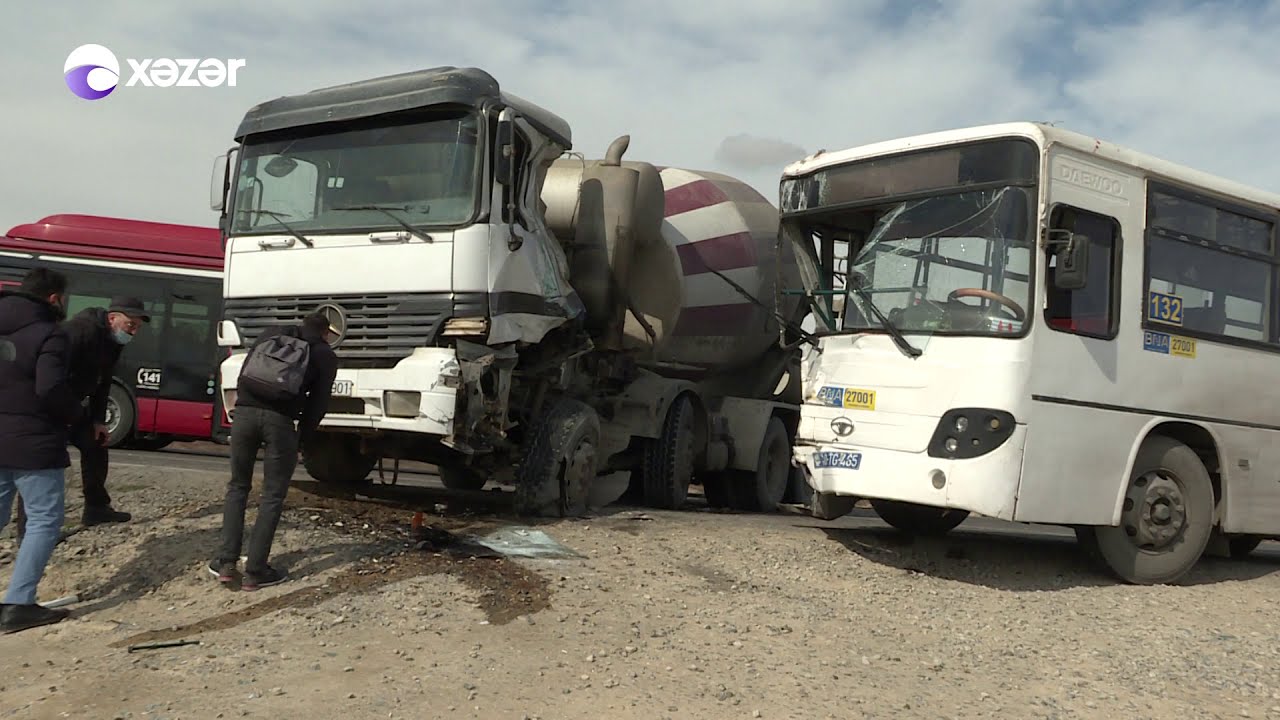 Bakıda avtobus qəzaya düşüb, yaralılar var