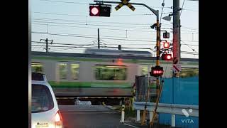 夕暮れ時の踏切り待ち　JR横浜線　城山踏切　神奈川県横浜市港北区　