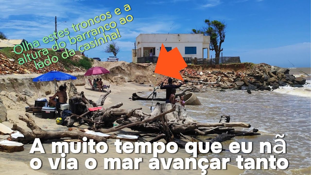O mar está chegando a marca de destruição que levou muitas casas e ruas.