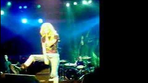 Avril Lavigne sings All the small things (blink-182)