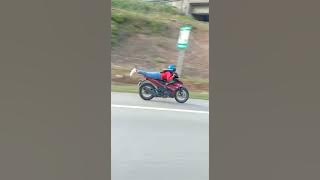 gadis beraksi superman atas moto