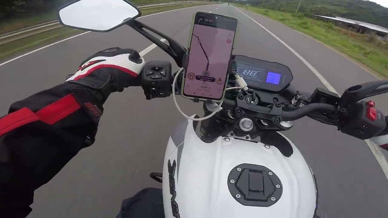 Dominar NS400z na rodovia.na subida .