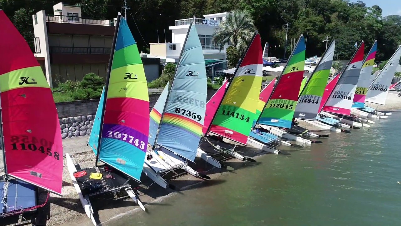 カラフルなセール！が勢揃い HobyCat 浜名湖ビーチス・マリーナ(1'00")ドローン空撮