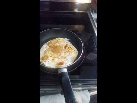 How to flip eggs in a frying pan without using a spatula