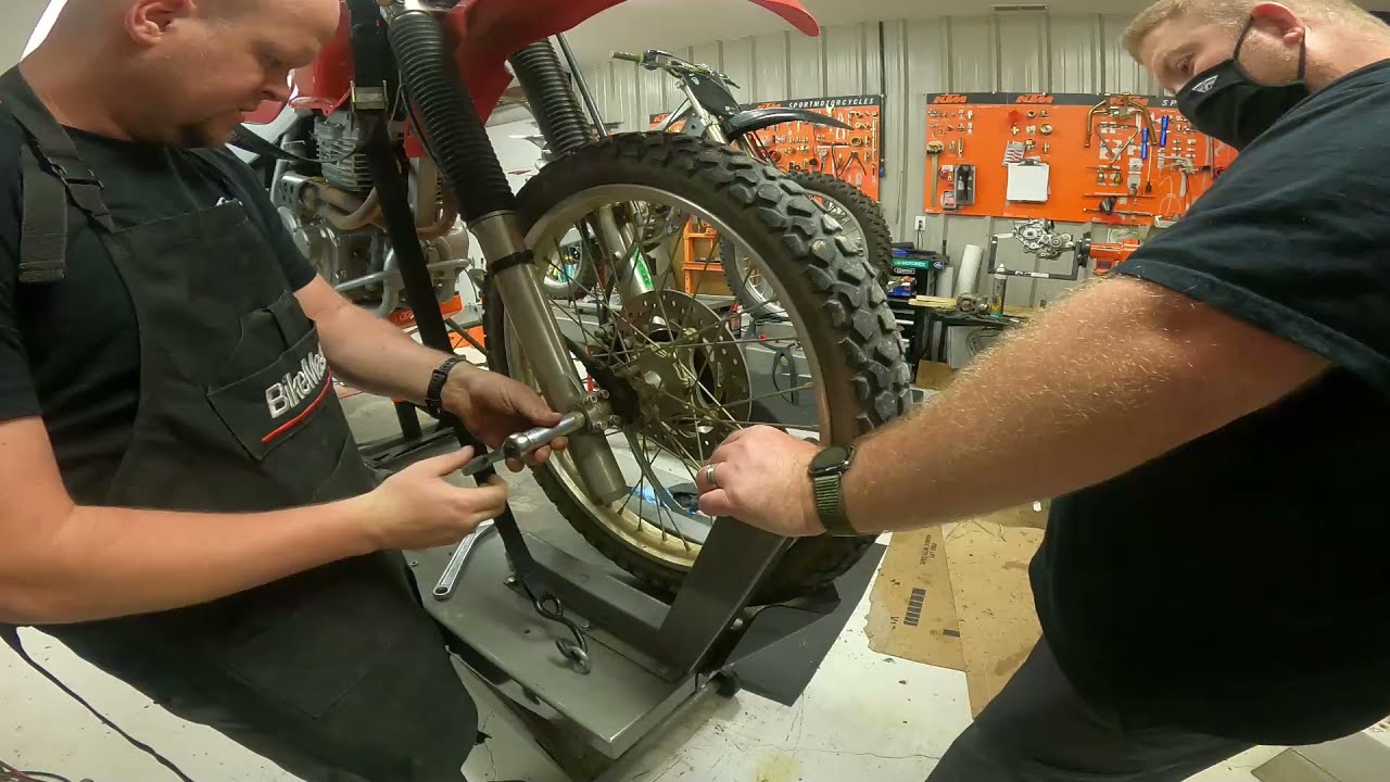 Honda XR650L - Changing the front tire