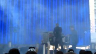 Simian Mobile Disco - 10,000 Horses Can&#39;t be Wrong (live @ Ultra 2011)