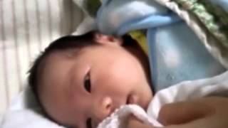 赤ちゃんくしゃみバーン(笑)baby sneezing
