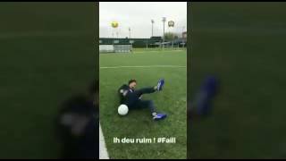 Fail Neymar Se Tropieza Haciendo Freestyle
