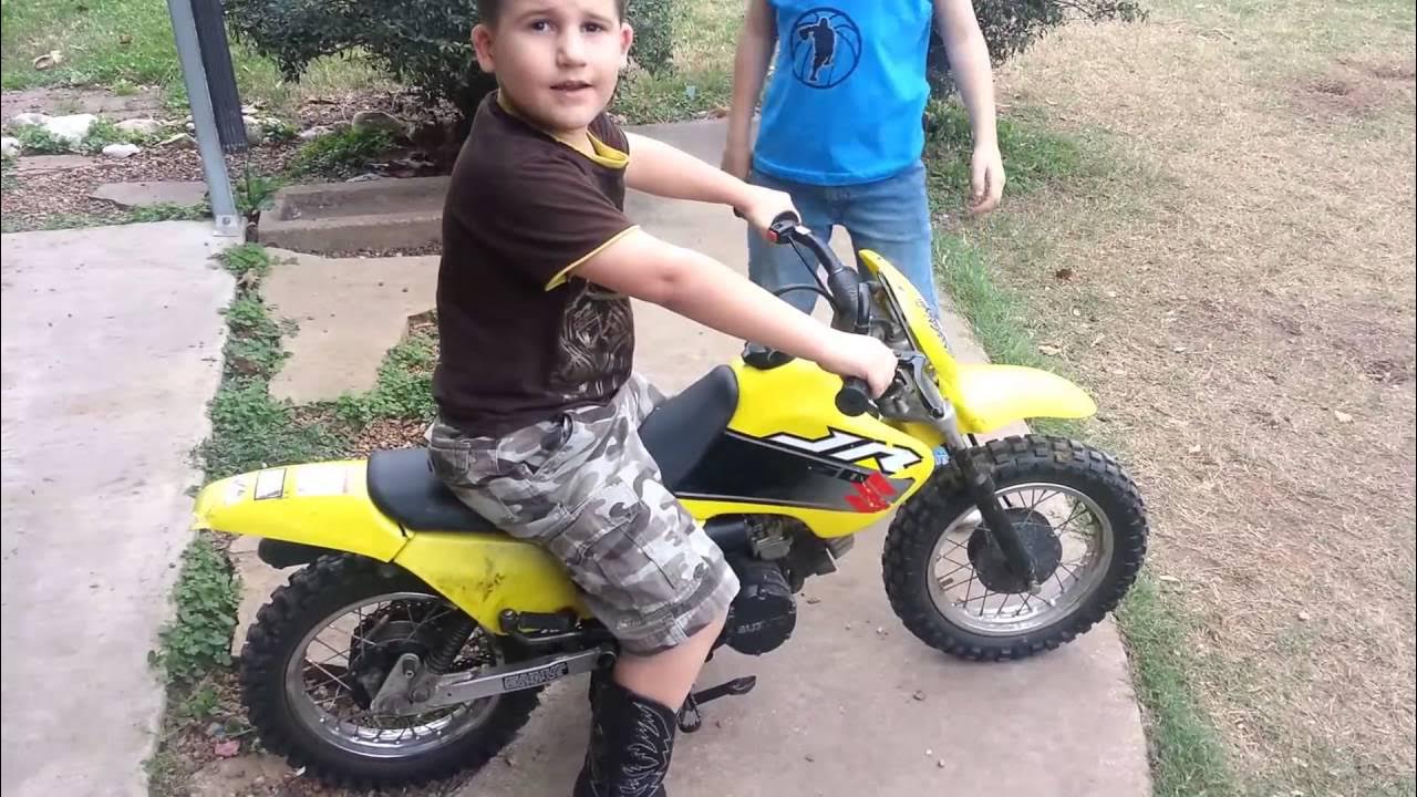 Со скольки можно питбайк детский. Детский мотоцикл. Питбайки для детей. Маленький мотоцикл для 12 леток. Мотоцикл бензиновый для детей 10 лет.