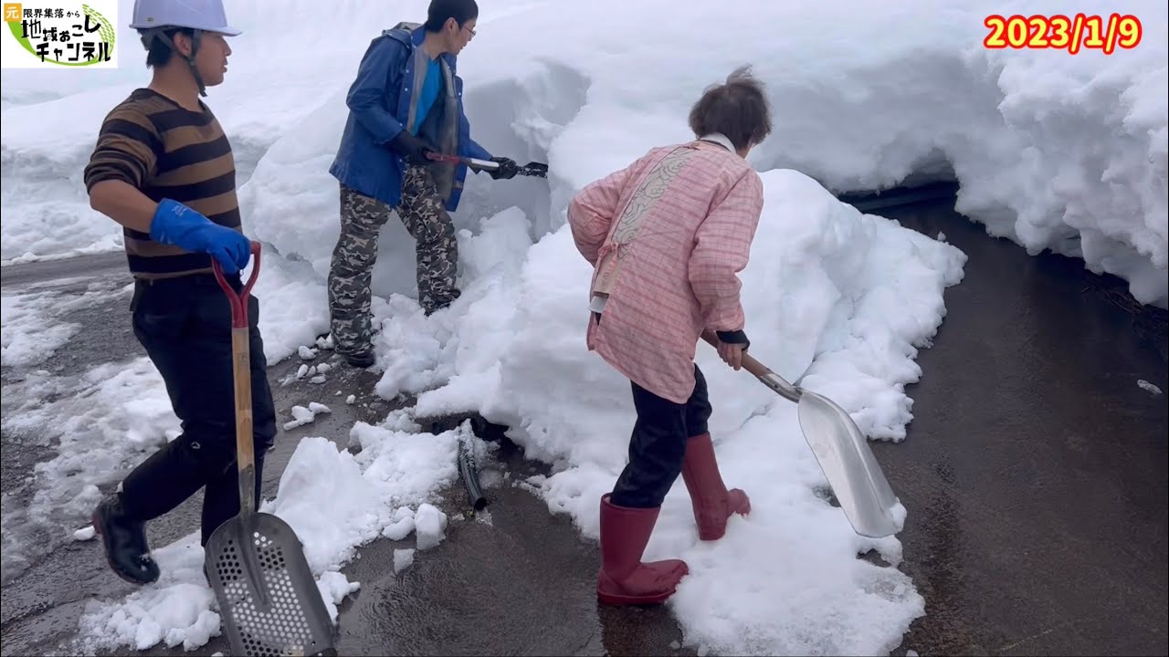 豪雪地帯の屋根の雪下ろし（2023/1/9@新潟県十日町市池谷集落）
