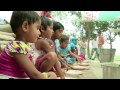 Unos niños comiendo