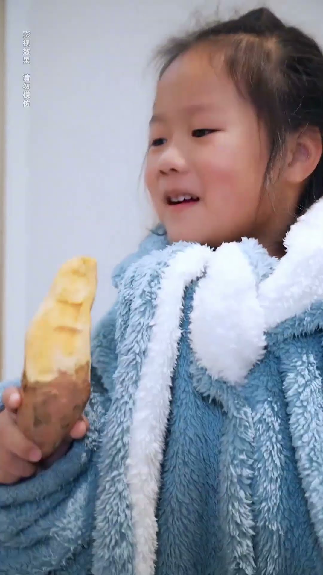 The genius son gave gifts to left-behind children, which made his mother cry! #shorts#guige #funny
