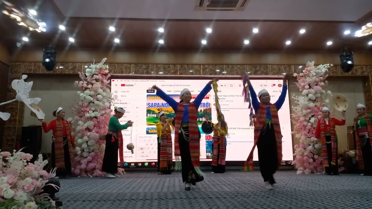 Trinh dien trang phuc muong e la hoa van dat muong