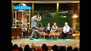 Beyaz Show - Rüştü Eşi Işıl ile Tanışmasını Anlatırken Atalay Muziplik Yapıyor 29.03.2013