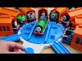 Thomas the Tank Engine &amp; Blue&#39;s big turntable and engine shed round and round mountain course