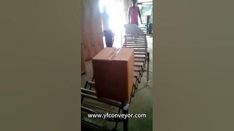 Unloading cartons by gravity roller conveyor