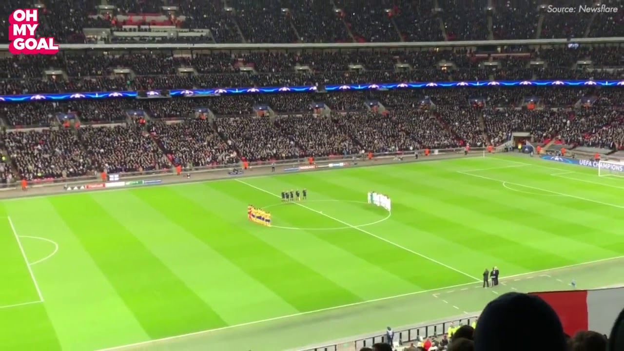 Tottenham and Juventus fans break into spontaneous applause during Davide Astori tribute 👏