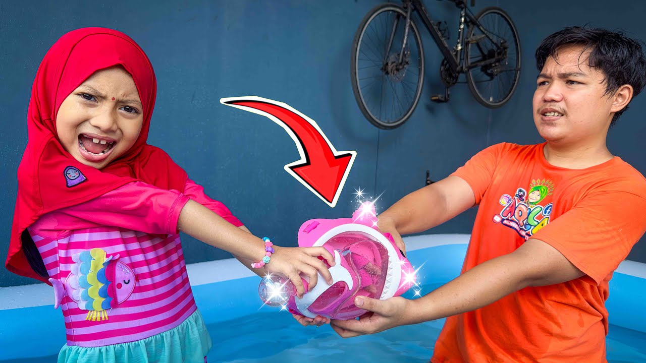 AQILA MAIN ALAT SNORKELING HIU DI DALAM KOLAM KARET RUMAHAN
