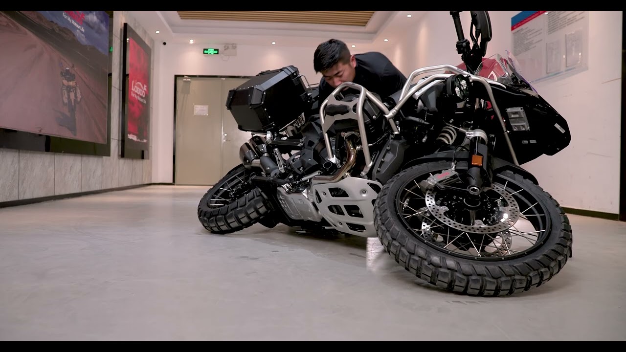 Look! This LOBOO-equipped BMW R1300GS has fallen over again, and it's so graceful.