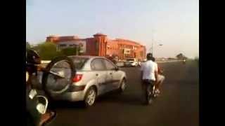 دراجات نارية تتحدى دورية أمن في مكة