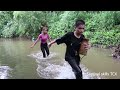 A beautiful girl suddenly appeared to help this guy catch a big fish l survival skills tcx