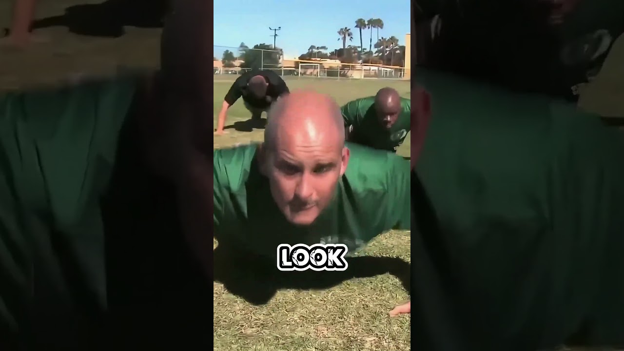 Инструкторы по строевой подготовке делают отжимания вместе 