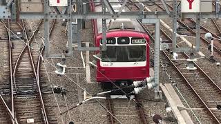 京急線45普通金沢文庫行き800形826‐6がかなz環文庫検車区に停車中！京急線55普通品川行き1500形1529と普通浦賀行き1000形319が走行！