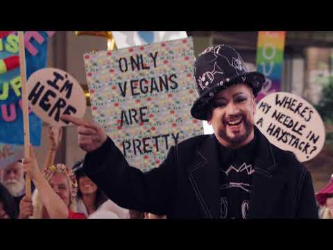 Video: Boy George inizia a sfogliare New York Today