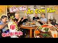 Chiêu đãi ba má bữa cơm tấm sườn chả VN,ai ngờ nhận được món quà sinh nhật muộn mà ý nghĩa quá chừng