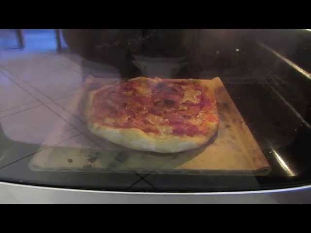 Pizza cotta su pietra refrattaria nel forno di casa 