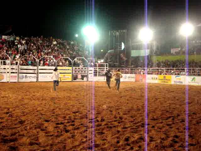 Peão Nicolas Pereira de Divinópolis comemora o 2º lugar no rodeio