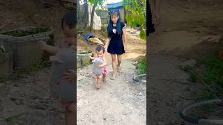 Thiên thần nhỏ tốt bụng đã tặng đồ chơi của mình để đổi lấy nụ cười hạnh phúc | Heo Miền Tây