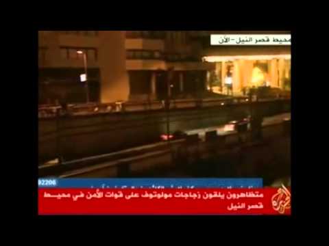 متظاهرون يلقون زجاجات مولوتوف على الأمن في محيط قصر ال