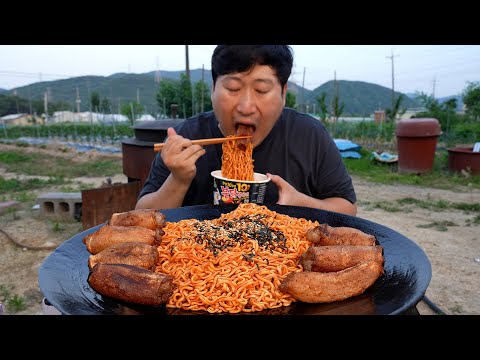 솥뚜껑에 맛있게 구운 통통한 대창과 불닭볶음면 후루룩~ (Grilled Daechang &amp;amp; Spicy <strong>Fire</strong> Noodles) 요리&amp;amp;먹방!! - Mukbang eating <strong>show</strong>