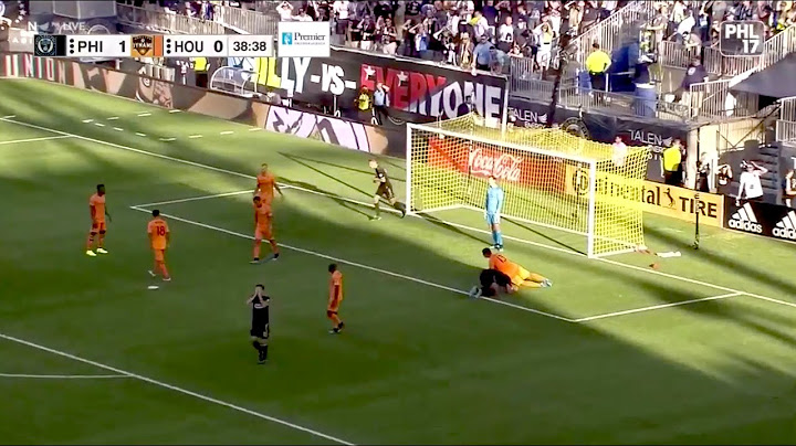 Marco Fabián puts in a perfect cross and Aurélien Collin misses a sure goal.